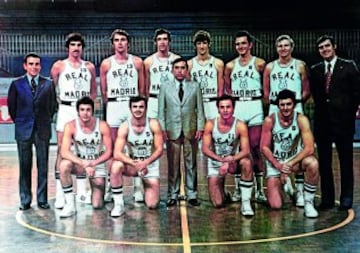 Formación del Real Madrid que ganó la última copa de Europa de la era Ferrandiz ( en el centro de la imagen). En los quince años que entrenó al Real Madrid, ganó 12 de 13 Ligas disputadas y añadió 11 copas y cuatro Copas de Europa.