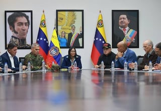 AME2306. CARACAS (VENEZUELA), 04/01/2026.- Captura de pantalla de la cuenta oficial en instagram de la vicepresidenta ejecutiva de Venezuela, Delcy Rodríguez (c), hablando en una reunión este domingo, en Caracas (Venezuela). Rodríguez invitó al Gobierno de EE.UU. a trabajar conjuntamente en una "agenda de cooperación", un día después de la captura del mandatario Nicolás Maduro y de que el presidente Donald Trump revelara que su país mantiene comunicación con la líder chavista . EFE/ @delcyrodriguezv /SOLO USO EDITORIAL/ NO VENTAS/ SOLO DISPONIBLE PARA ILUSTRAR LA NOTICIA QUE ACOMPAÑA (CRÉDITO OBLIGATORIO)
