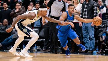 Dennis Smith Jr. ante la defensa de Torrey Craig.