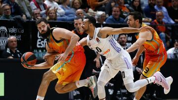 VALENCIA, 22/11/2022.- El pivot montenegrino de Valencia Basket, Bojan Dubljevic (i), con el balón ante el jugador estadounidense del Real Madrid, Nigel Williams-Goss, durante el encuentro de la fase regular de la Euroliga disputado hoy martes en el pabellón de la Fuente de San Luis de Valencia. EFE/Miguel Ángel Polo.
