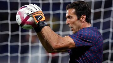 El guardameta italiano del PSG, Gianluigi Buffon, durante el calentamiento.