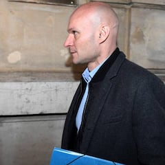 Tres meses de sanción a Tony Chapron, el árbitro francés que dio una patada a Diego Carlos