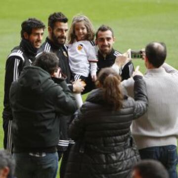 Parejo, Negredo y Alcácer, con Nayra. Los jugadores posaron ayer con la pequeña.