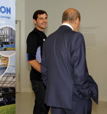 Poco antes de las 11:00 horas empezó la visita al museo del club, donde conoció de primera mano la historia del Oporto. Casillas estuvo acompañado por Pinto da Costa, presidente de los dragoes.