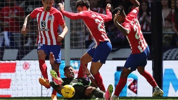 Soccer Football - LaLiga - Atletico Madrid v Girona - Metropolitano, Madrid, Spain - April 13, 2024
Girona's Savio in action with Atletico Madrid's Mario Hermoso, Stefan Savic and Reinildo Mandava REUTERS/Violeta Santos Moura