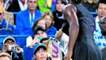 PERDIÓ LOS PAPELES. La menos de las hermanas Williams reconoció "no haber manejado bien la situación" sobre la pista al recibir una falta de pie que le ponía con dos bolas de partido en contra.