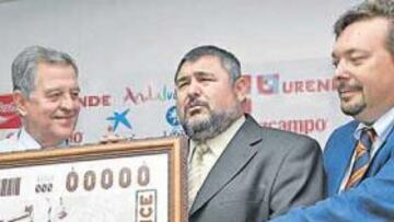 <b>PRESENTADO. </b>El presidente León presentó el cupón de la ONCE conmemorativo del Centenario bético.