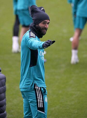 Benzema en el entrenamiento del Real Madrid en el Etihad Stadium.