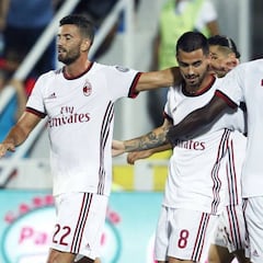 Milán e Inter han vuelto: sendas goleadas ante Crotone y Fiore