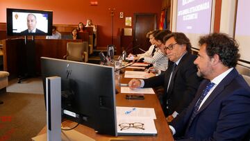 Jorge Mas, en el monitor, y Gustavo Serpa, Raúl Sanllehí y Mariano Aured, durante la Junta General Extraordinaria.