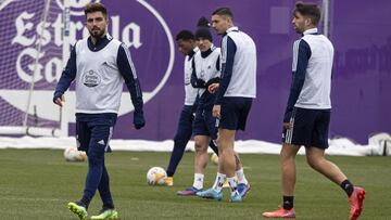 VALLADOLID, 16/02/2022. PHOTOGENIC. ENTRENAMIENTO DEL REAL VALLADOLID. Monchu y Josema, en primer término, apuntan a titulares.