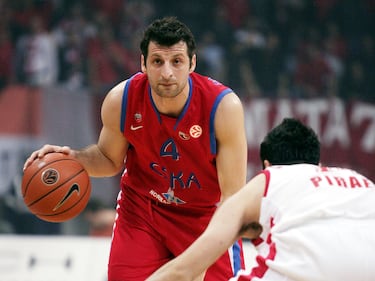 

Una estrella que comenzaba los partidos desde el banquillo para analizarlo todo. MVP en la temporada 2006-07, lideró al CSKA en los títulos de 2006 (el mejor de la Final Four) y 2008. Pero no sólo fue una leyenda en el equipo moscovita, también en el Olympiacos, el equipo con el que debutó en esta competición y donde jugó en dos etapas (2001-02 y 2008-11). En 2013 cerró su carrera con el CSKA.
