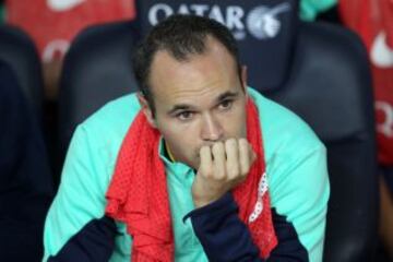 Barcelona-Valladolid. Andrés Iniesta en el banquillo de los suplentes.