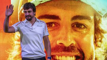 SUKI075. Abu Dhabi (United Arab Emirates), 24/11/2018.- Spanish Formula One driver Fernando Alonso of McLaren poses for photographers during his farewell party at the Yas Marina circuit on 24 November 2018, in Abu Dhabi, ahead of the Abu Dhabi Formula One Grand Prix. (F&oacute;rmula Uno) EFE/EPA/SRDJAN SUKI