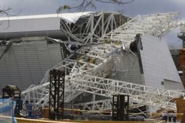 Una parte del estadio se ha derrumbado mientras se trabaja en él y tres obreros han resultado muertos. El Arena Corinthians acogerá el partido inagural del Mundial.