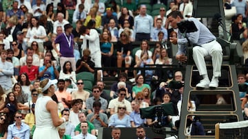 Tennis - Wimbledon - All England Lawn Tennis and Croquet Club, London, Britain - July 6, 2025 Russia's Anastasia Pavlyuchenkova talks to the umpire during her round of 16 match against Britain's Sonay Kartal REUTERS/Isabel Infantes