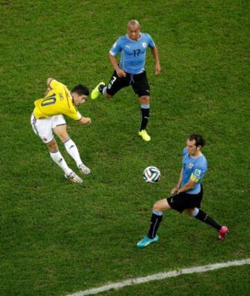 1-0. James Rodríguez anota el primer tanto.