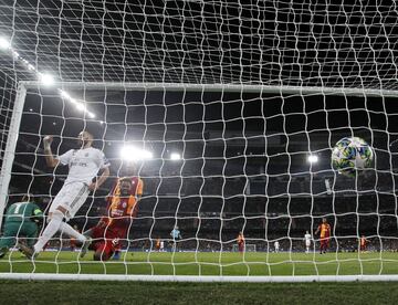 En Champions, el Real Madrid ganó 6-0. Benzema anotó dos goles. En la imagen, el 5-0.