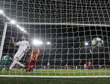 En Champions, el Real Madrid gan¨® 6-0. Benzema anot¨® dos goles. En la imagen, el 5-0.