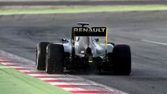 Palmer pilotando el Renault RS-16 durante los test de Montmeló.