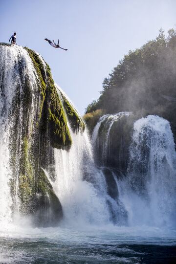 El colombiano Orlando Duque salta en las cataratas de Strbacki.