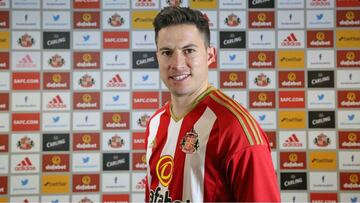 Bryan Oviedo posa con su nueva camiseta.