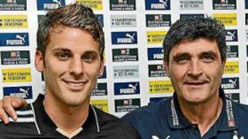 <b>UNO MÁS. </b>Bentley y Juande, ayer en la presentación del extremo.