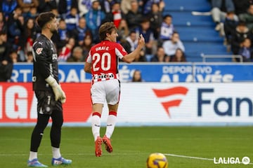 Indetectable, el canterano del Athletic rompió con un desmarque clásico a la defensa alavesista. Su remate no tuvo nada que envidiar a uno de Guruzeta.