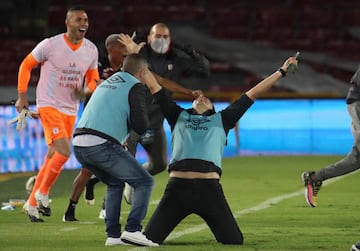 América logró su título 15 de Liga en la historia del FPC. El equipo de Juan Cruz Real perdió 0-2 ante los cardenales en Bogotá, pero ganó el trofeo tras quedarse 3-2 con el marcador global. 