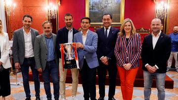 Foto de familia en el Ayuntamiento.