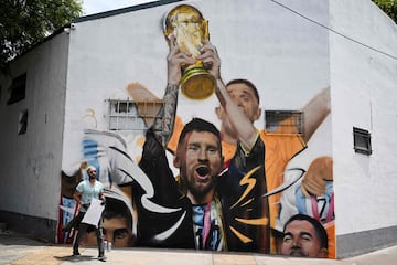 Está situado en el barrio de Palermo, en Buenos Aires. La obra, de unos seis metros de alto y cinco de ancho, ha sido realizada por el artista Maximiliano Bagnasco. En el mural aparece Messi levantando la Copa del Mundo junto al Dibu Martínez, Paulo Dybala y Rodrigo De Paul.