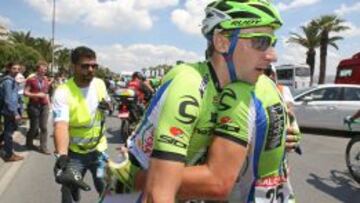 Viviani celebra el triunfo con sus compañeros.