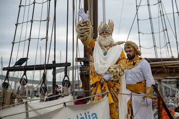 Los Reyes Magos han llegado a la ciudad de Barcelona por mar, a bordo del pailebote Santa Eulàlia, como es tradición.