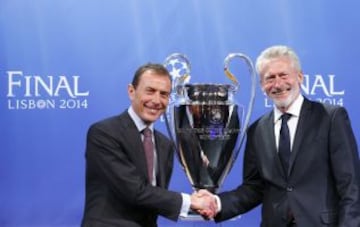 Los representantes del Real Madrid y Bayern, Emilio Butragueño y Paul Breitner, posan junto al trofeo tras conocer el emparejamiento de semifinales de la Champions.