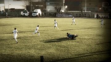 ¡Árbitro sufrió insólito choque con un jugador del SAU!