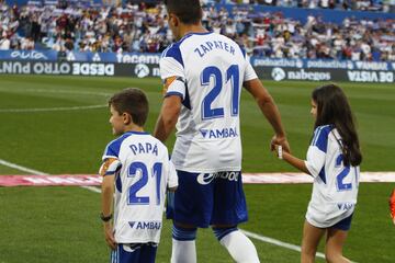 Zapater, que estrenaba brazalete de capitán, saltó al campo con sus hijos Óliver y Alejandra.