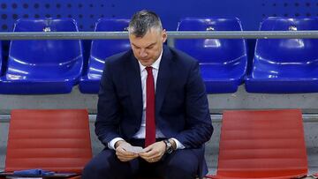 El entrenador del Barcelona, el lituano Sarunas Jasikevicius, reacciona durante el encuentro de Euroliga entre FC Barcelona Lassa y Olympiakos El Pireo, este martes en el Palau Blaugrana, en Barcelona