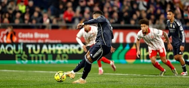 음바페는 골문 약속을 놓치지 않았다. 가자니가의 뻗기 바로 너머 왼쪽에서 프랑스 스타가 강력한 슛을 날렸습니다. 프랑스인은 전반전에 허용되지 않은 골을 넣은 후 수정했습니다.