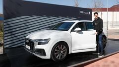Audi ha hecho entrega hoy de los nuevos coches oficiales a la primera plantilla del Real Madrid. Courtois.