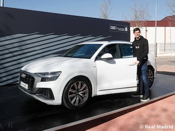 Audi ha hecho entrega hoy de los nuevos coches oficiales a la primera plantilla del Real Madrid. Courtois.