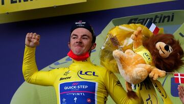 El ciclista belga Yves Lampaert posa en el podio como líder del Tour de Francia tras ganar la crono inaugural en Copenhague.