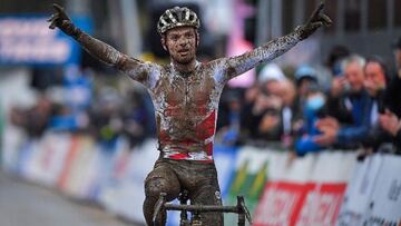 El ciclista belga Eli Iserbyt celebra su victoria en la prueba de la Copa del Mundo de Ciclocr&oacute;s de Besan&ccedil;on (Francia).