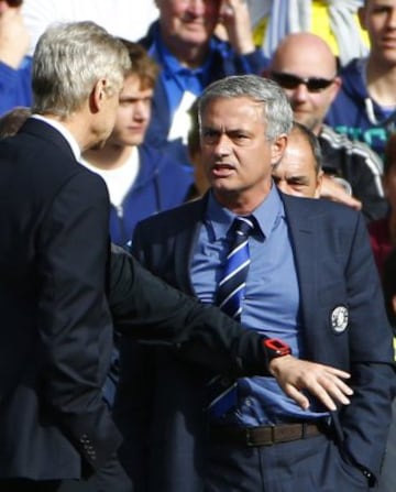 Wenger y Mourinho se enzarzaron en la banda cuando el galo se dirigió a Mourinho tras una feísima entrada de Cahill a Alexis.