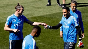 GRAF2814. MADRID, 04/05/2019.- El delantero galés del Real Madrid Gareth Bale (i) y el portero costarricense Keylor Navas (d), durante el entrenamiento realizado este sábado en la Ciudad Deportiva de Valdebebas en la víspera del parti