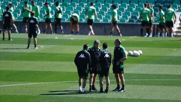 Pellegrini, con sus ayudantes.