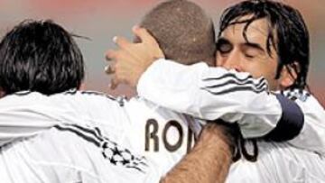 Jugadores del Real Madrid celebran el primer gol.