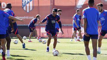 Simeone da indicaciones en el entrenamiento del Atlético.