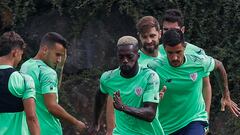 GRAFCAV8708. LEZAMA (BIZKAIA), 12/08/2022.- Iñaki Williams (c) calienta durante el entrenamiento con el que el Athletic de Bilbao ha preparado este viernes el debut liguero de la temporada 2022-2023 el lunes ante el Mallorca en San Mamés. EFE/Miguel Toña
