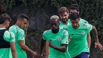 GRAFCAV8708. LEZAMA (BIZKAIA), 12/08/2022.- Iñaki Williams (c) calienta durante el entrenamiento con el que el Athletic de Bilbao ha preparado este viernes el debut liguero de la temporada 2022-2023 el lunes ante el Mallorca en San Mamés. EFE/Miguel Toña