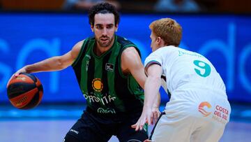 GRAF8697. BADALONA (BARCELONA), 21/09/2020.- El base del Joventut, Ferrán Bassas (i), controla el balón ante Alberto Díaz (d), de Unicaja, durante el encuentro correspondiente a la primera jornada de la Liga Endesa que se disputa esta noche en el pabellón municipal de Badalona. EFE/Alejandro García.
